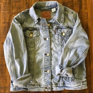 Levi’s light wash denim jacket with stretch